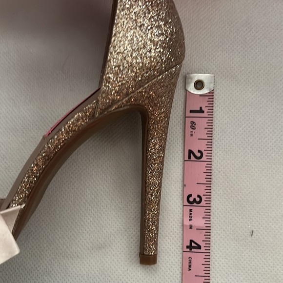 NEW!!! Betsey Johnson Portia Gold Glitter Ruffle Pumps Size 7.5 - Picture 8 of 9